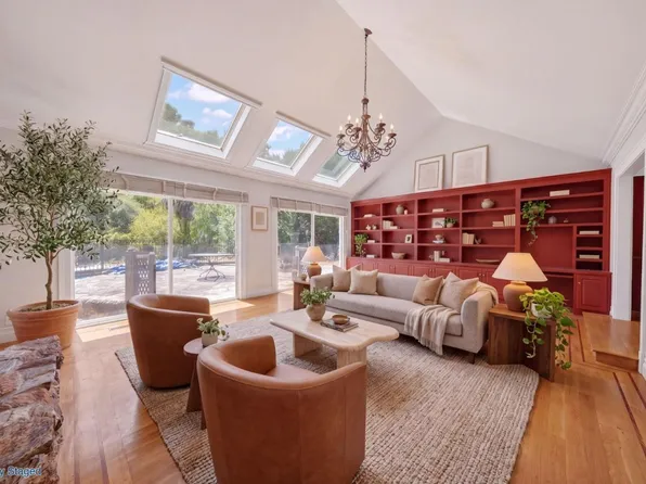 25489 Palomares Rd, Castro Valley, CA 94552