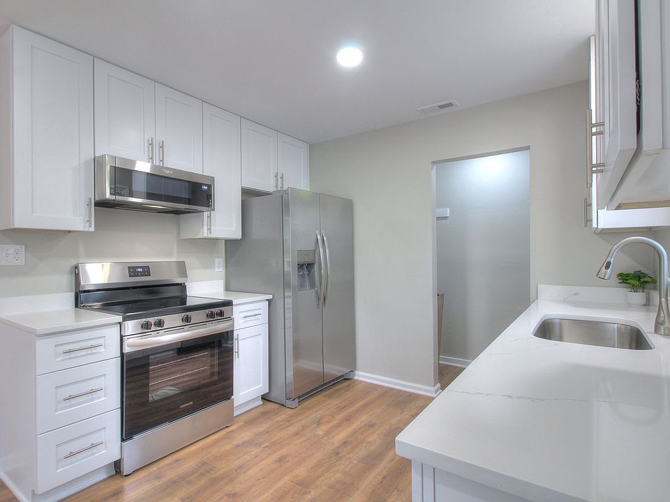 1st image of 700 Sharon Dr