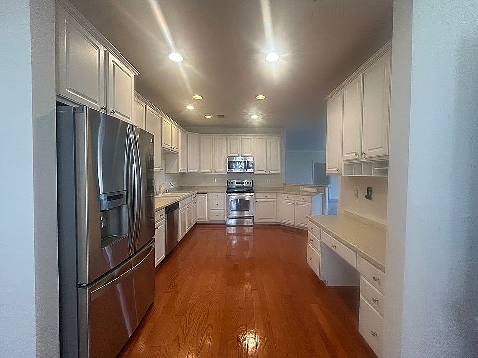 Large, bright kitchen! 