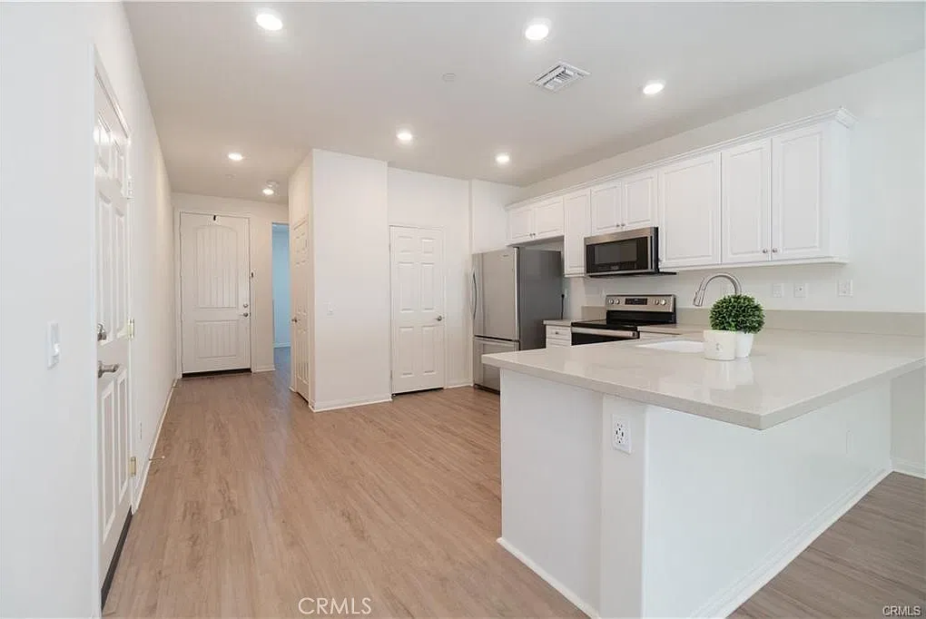 3 bed, 2.5 bath, 2096 sqft, $3,600 — Photo 4
