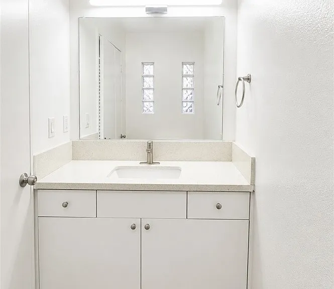 7900 Woodman Ave #105 — Photo 8