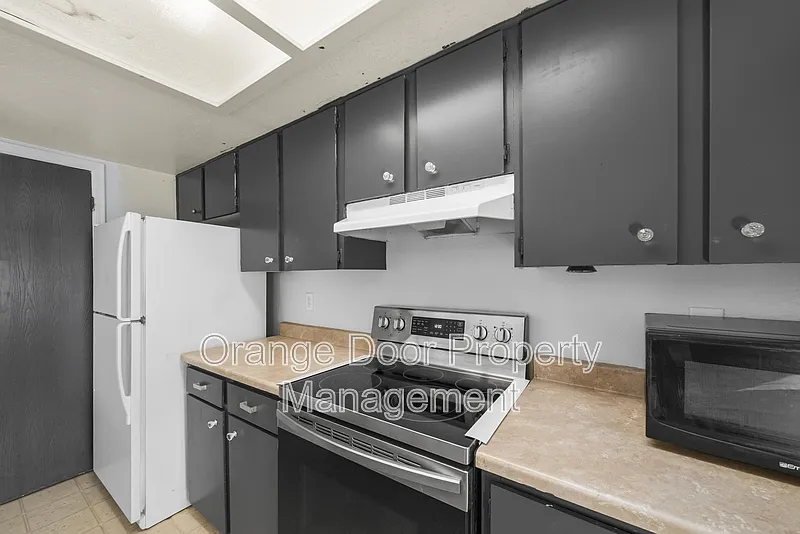 2 bed, 2.0 bath, 887 sqft, $2,400 — Photo 4