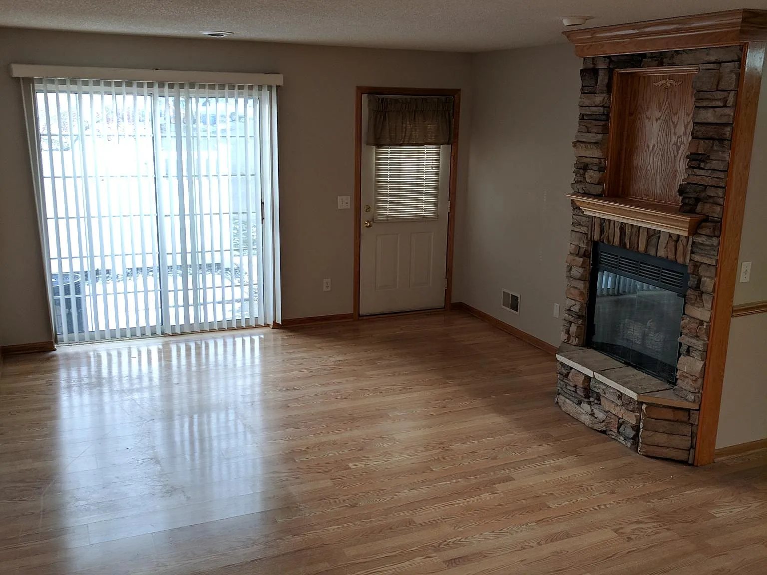 3 bed, 1.5 bath, 1328 sqft, $1,795 — Photo 2