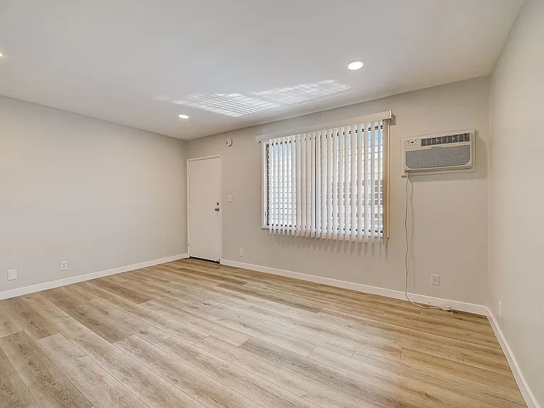 7044 Lanewood Ave — Photo 13