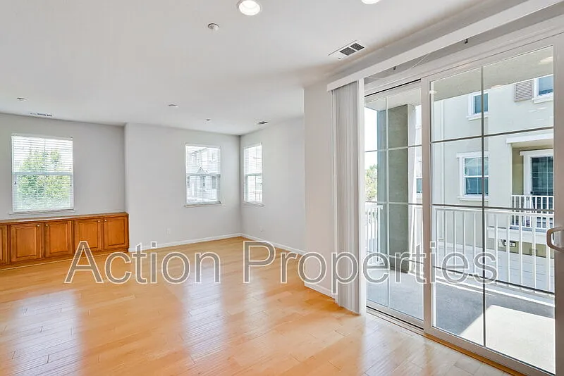 2 bed, 2.5 bath, 1236 sqft, $4,995 — Photo 2
