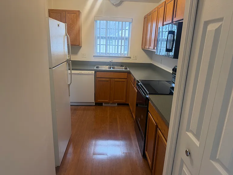 45676 Warwick Dr — Photo 3