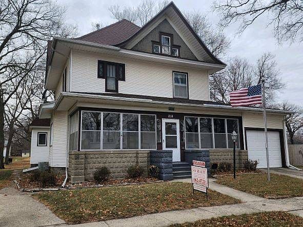 1st image of 218 S 12th St