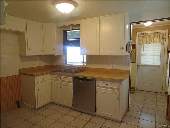 2nd image of 626 Taunton Pl