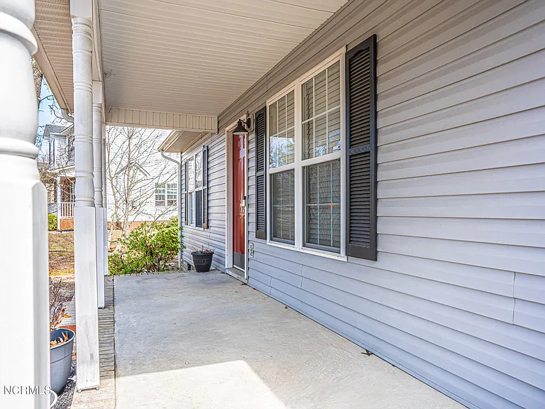 475 Northview Dr — Photo 2