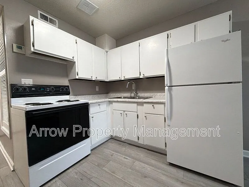 1111 E St #12