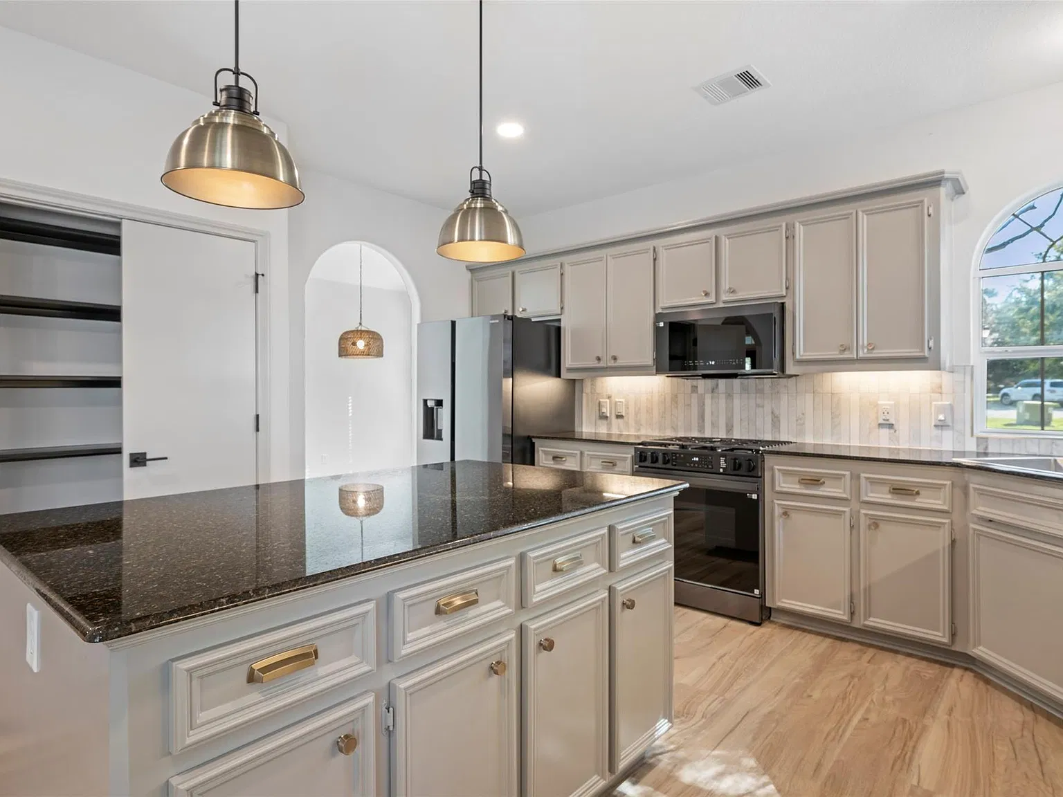 4 bed, 3.5 bath, 3000 sqft, $5,000 — Photo 1