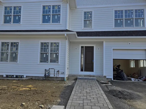 114 E Side Pkwy #1, Newton, MA 02458