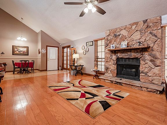 3rd image of 106 Sagebrush Dr