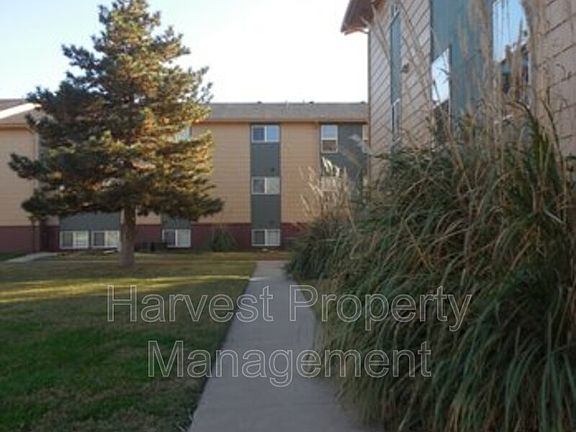 3rd image of 925 W 29th St S #124