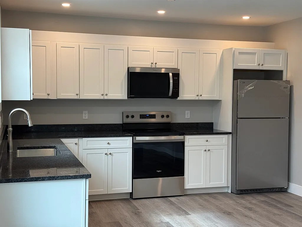 2 bed, 1.0 bath, 1200 sqft, $2,400 — Photo 1