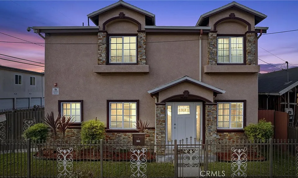 435 Cerritos Ave