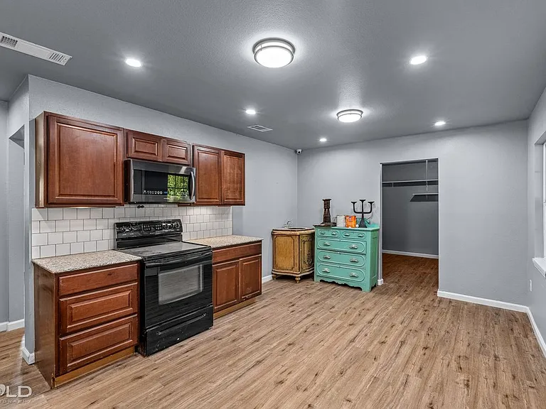 9419 Normandie Dr — Photo 16