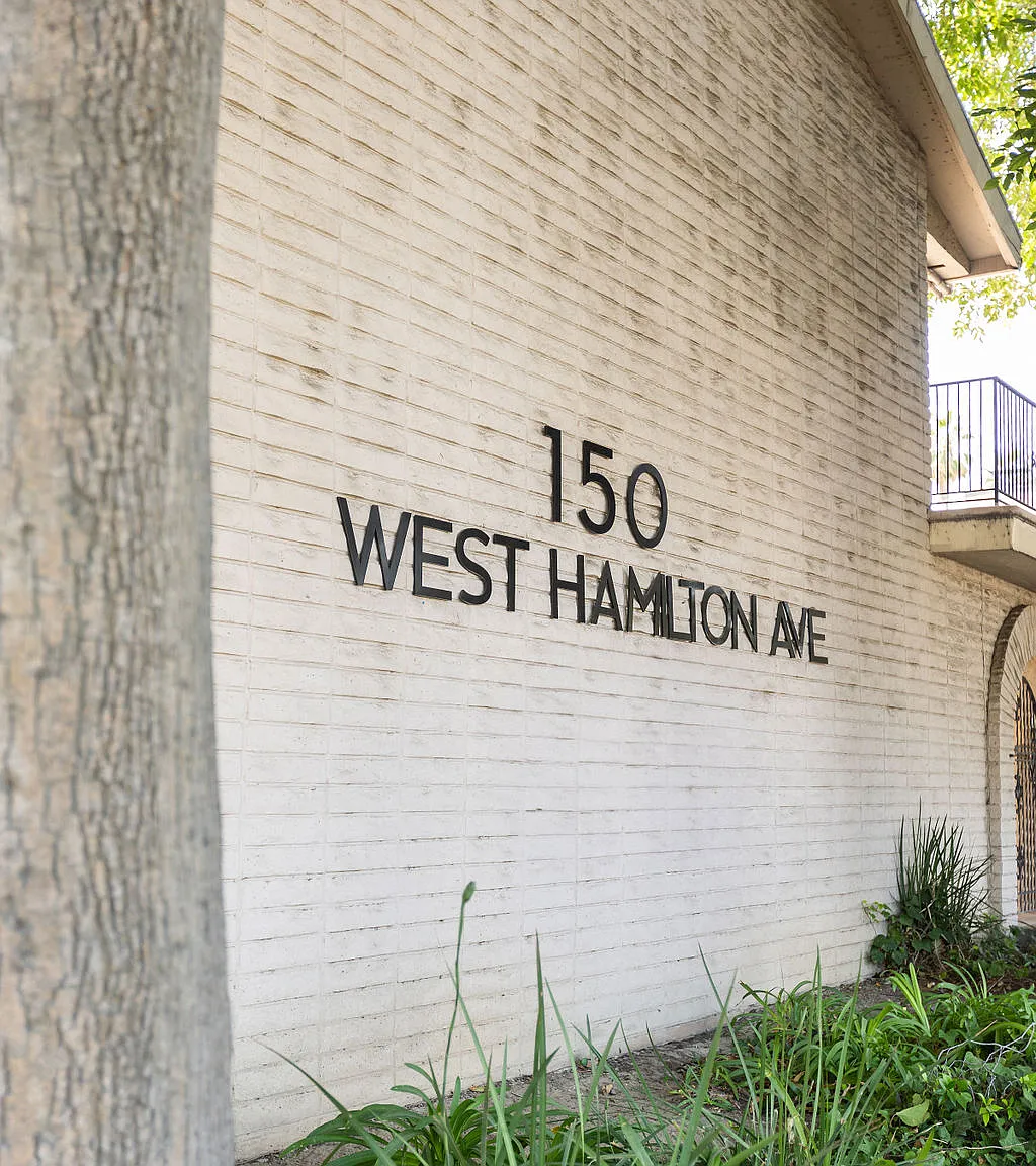 Golden Oaks Apartment — Photo 2
