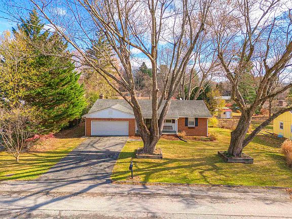 2nd image of 909 McBryde Dr
