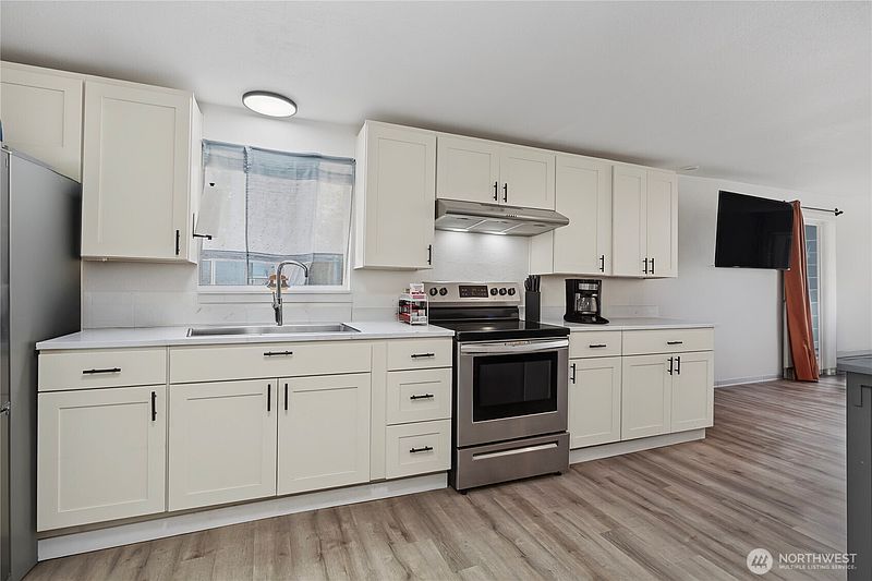 4th image of 831 E 47th Street #2