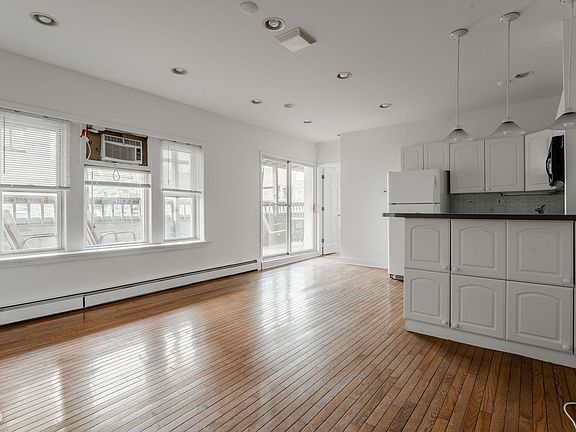 3rd image of 4405 N Clark St #2B