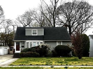 952 Southern Dr, Franklin Square, NY 11010
