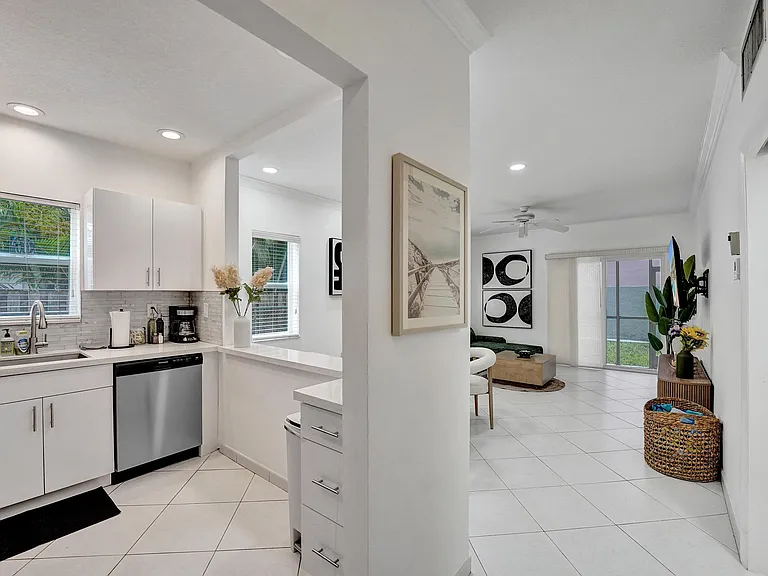 1450 N Riverside Dr #103 — Photo 17