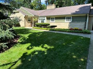 2328 W Acacia Rd, Glendale, WI 53209