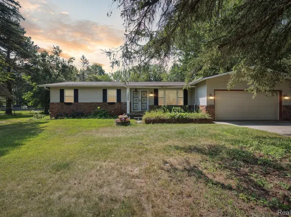 1285 N Alstott Dr, Howell, MI 48843