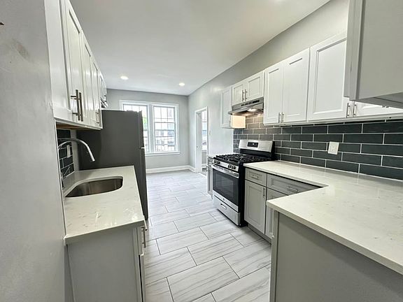 4th image of 111 Halsted St APT 204