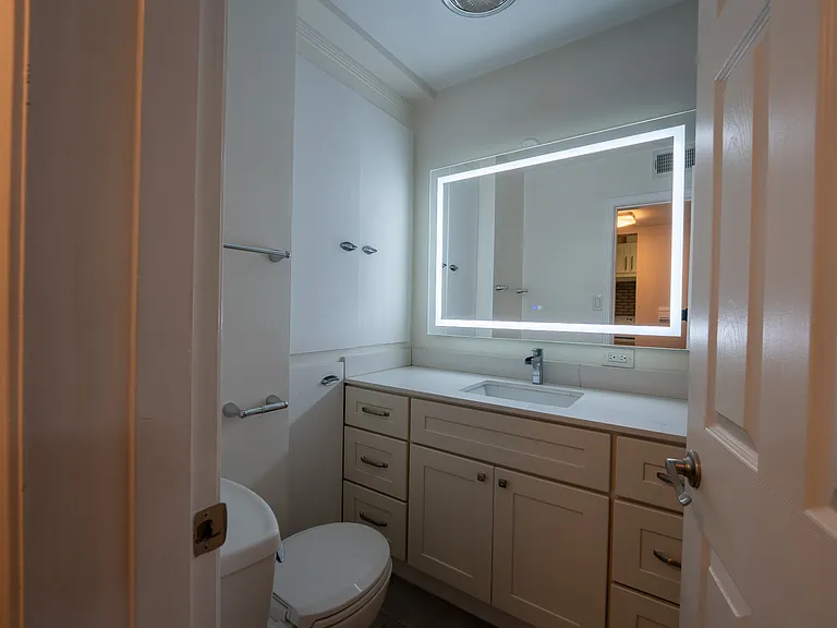 Bellevue Towers Apartments — Photo 19