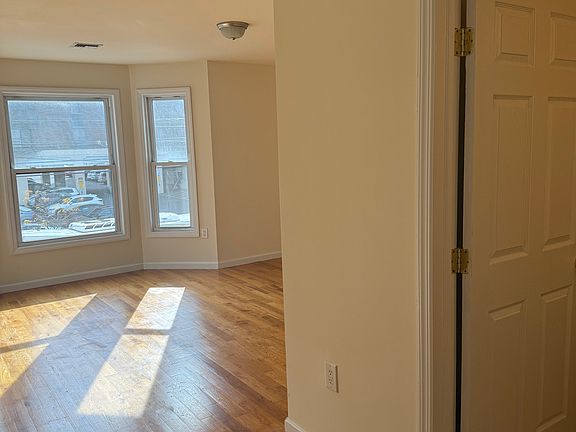 5th image of 27 E Elizabeth Ave