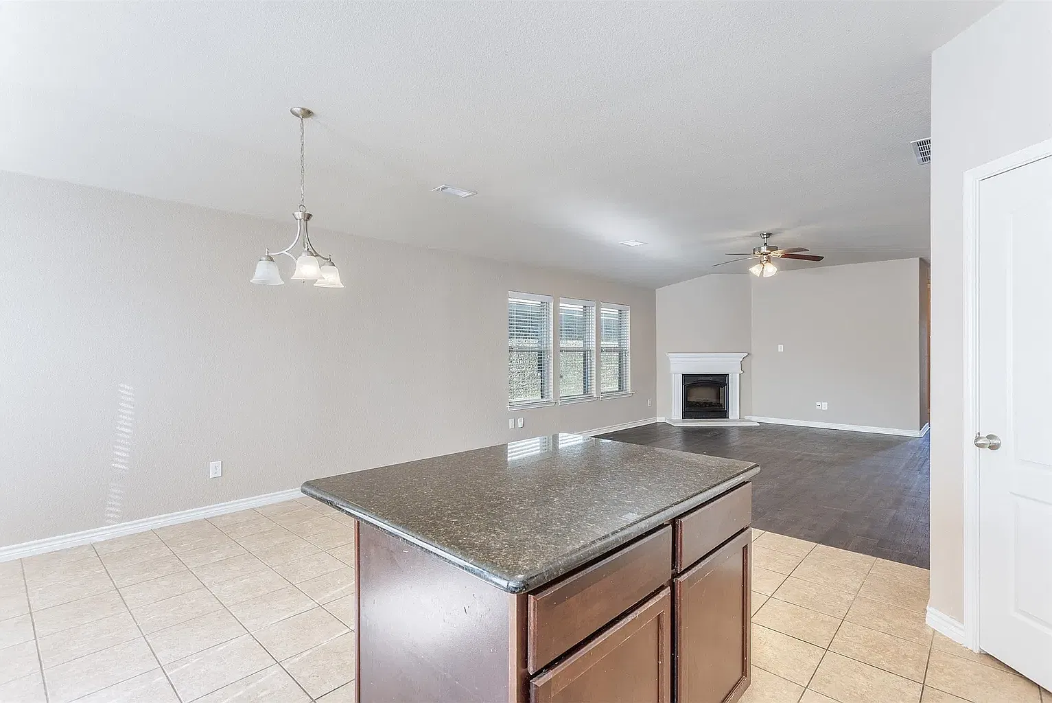 4 bed, 2018 sqft, $2,313 — Photo 3