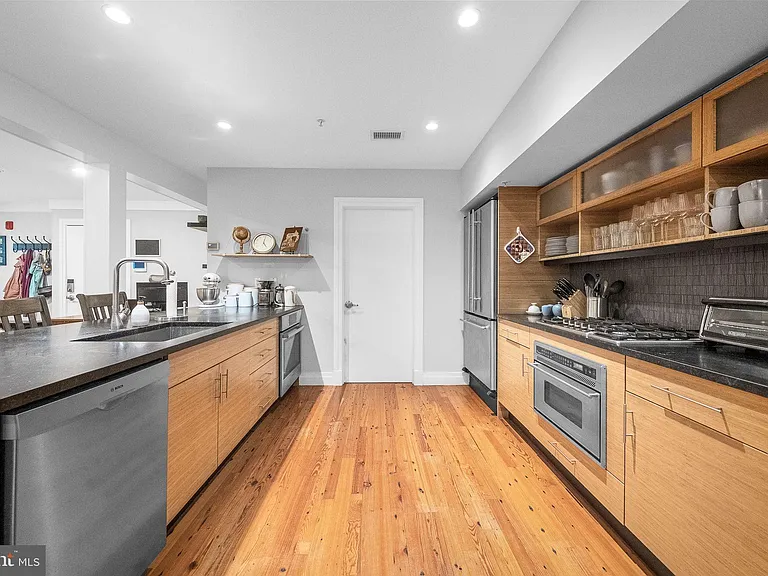 1210 Queen St #5 — Photo 15