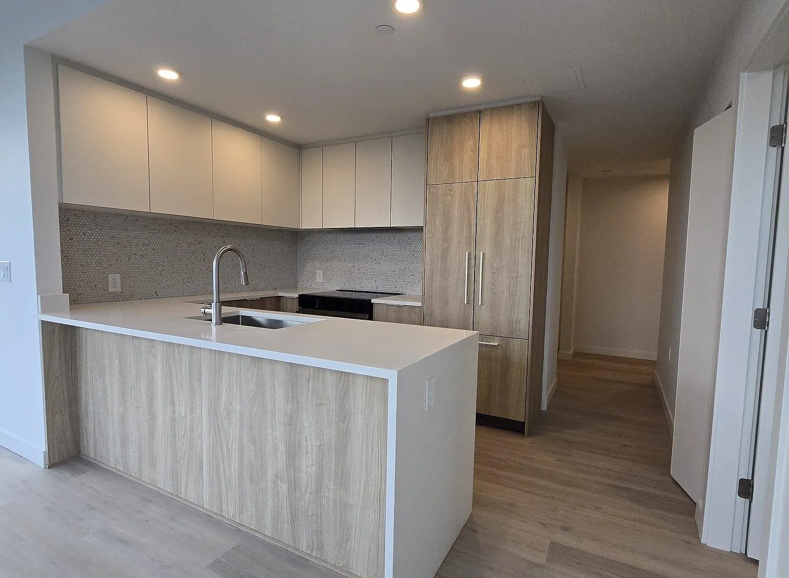 2 bed, 905 sqft, $4,200 — Photo 3