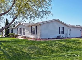 9709 Woods Ln, Hebron, IL 60034