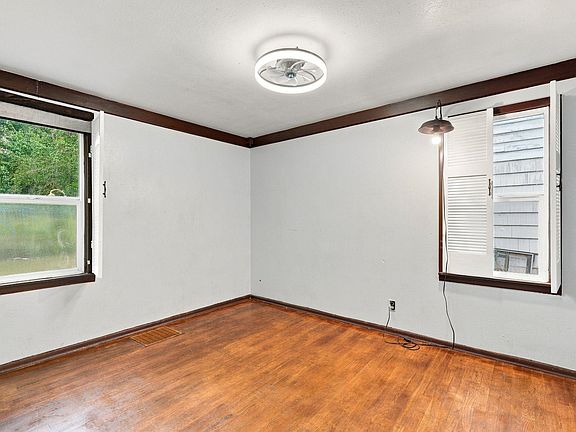 4th image of 5619 N Elm St