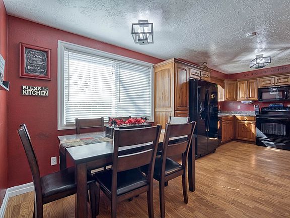4th image of 396 Berrett Ave