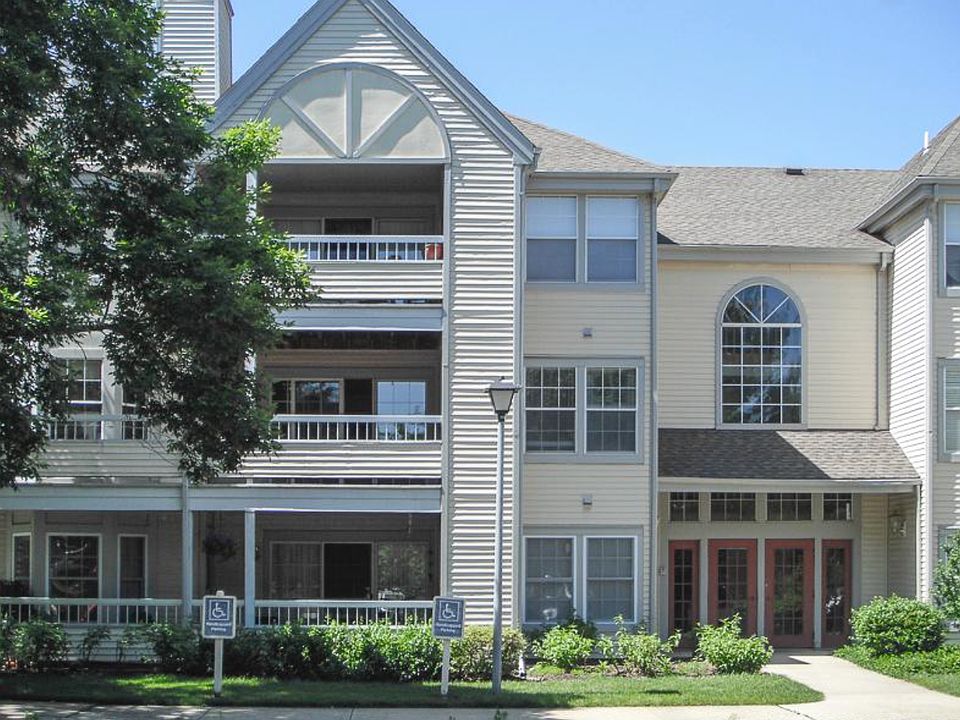 2nd image of 204 Salem Ct #6-2006