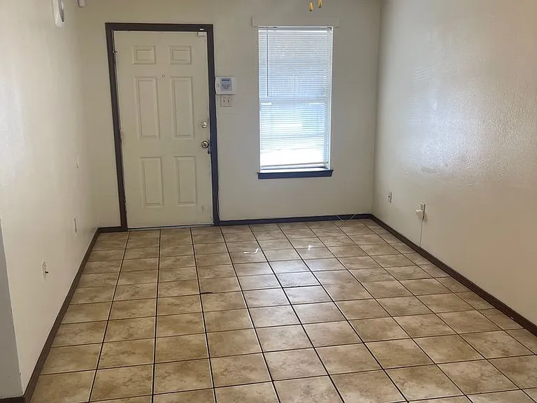 2319 Elm Park Dr — Photo 2