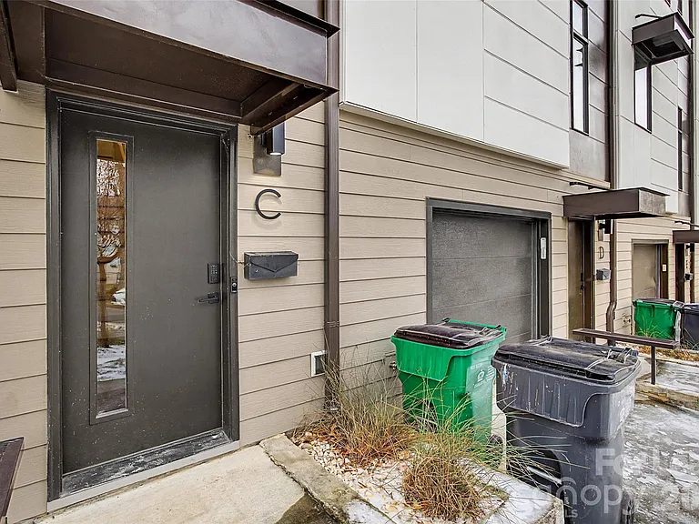 840 E 18th St #C — Photo 2