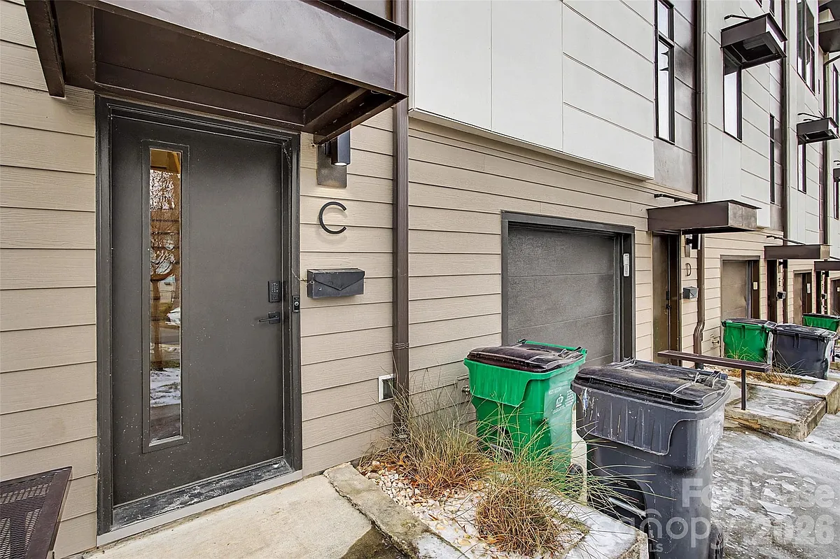 Building Photo - 840 E 18th St #C