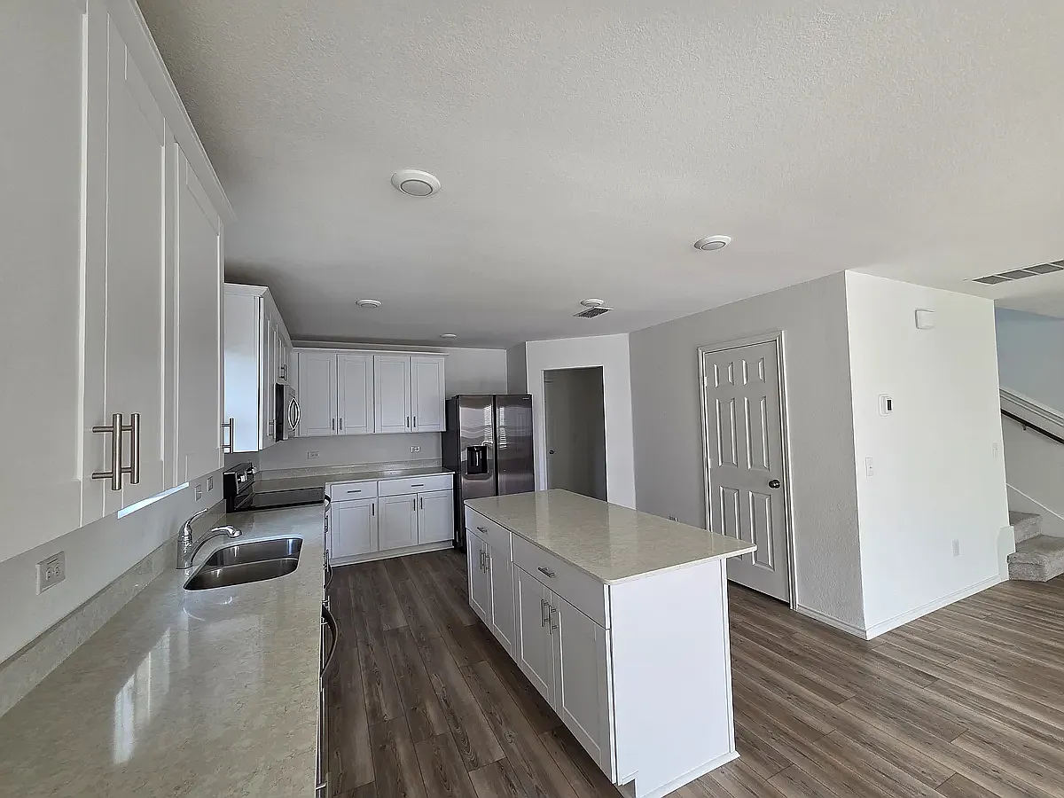 3 bed, 2041 sqft, $2,300 — Photo 3