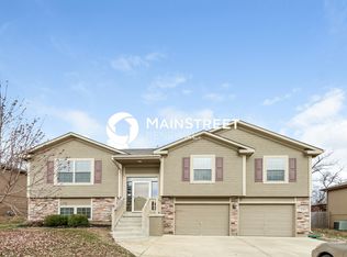 1500 NW Hilltop Ln, Grain Valley, MO 64029