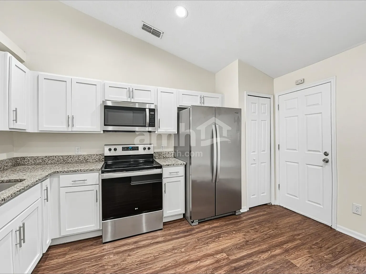 3 bed, 2.0 bath, 1239 sqft, $2,180 — Photo 4