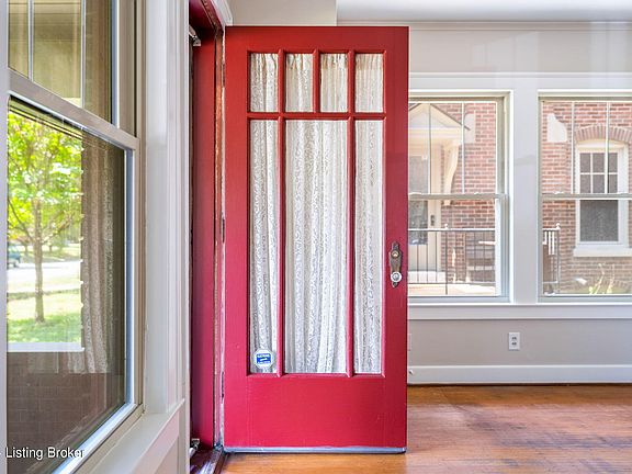 5th image of 2235 Woodford Pl