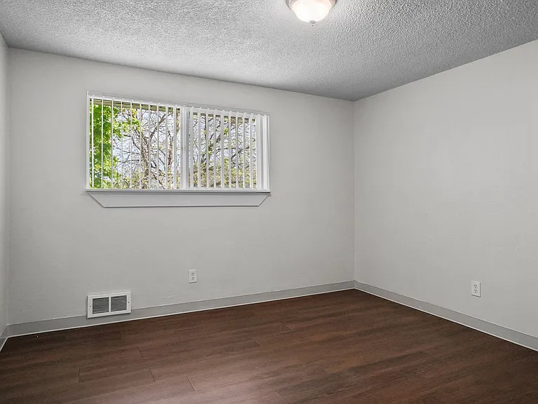 484-Parkway Apartments — Photo 13
