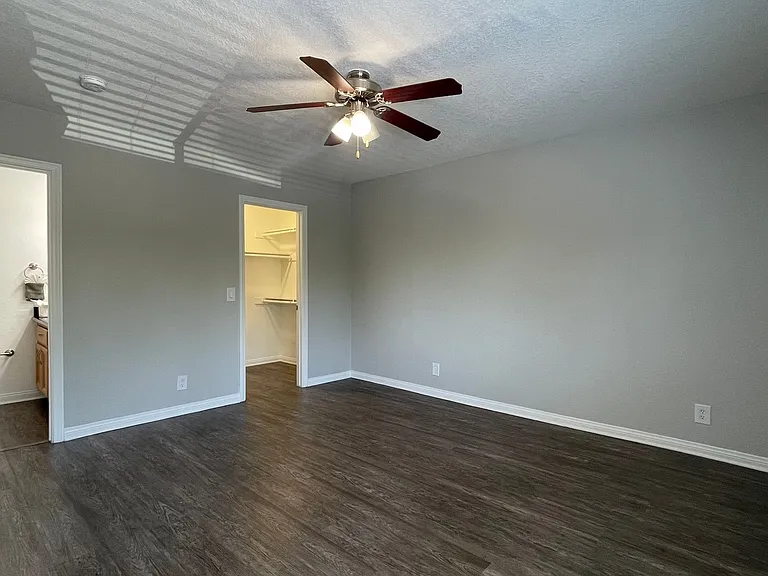 Park Plaza Apartments — Photo 43