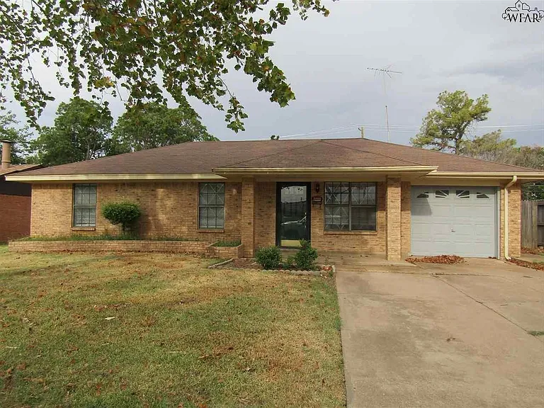 4706 Catalina Dr — Photo 1
