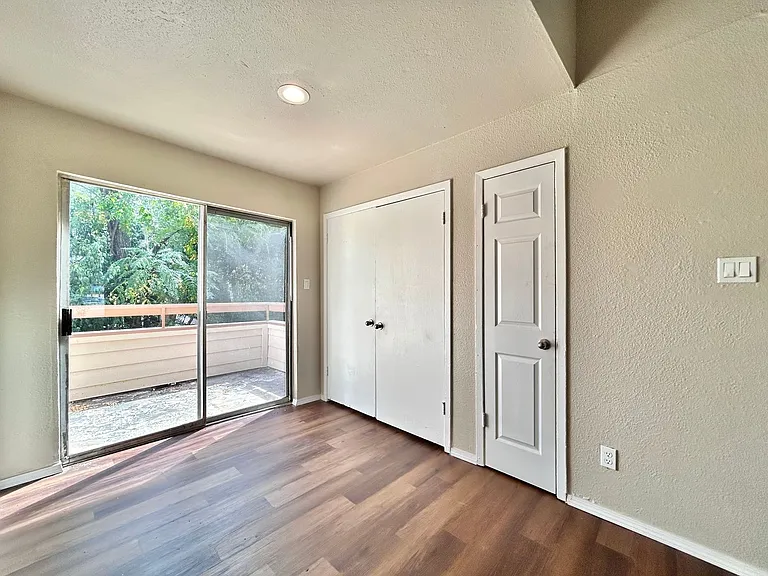 7111 E Highway 290 #D — Photo 6